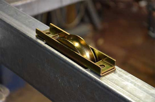 كيفية إدخال عجلات البوابة المنزلقة في إطار البوابة الفولاذية